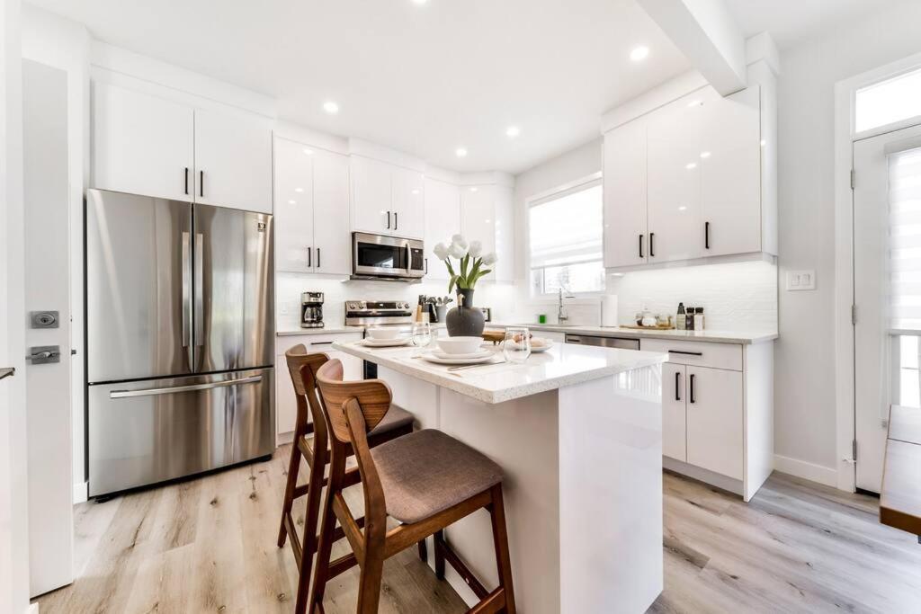 Modern Nordic Escape, 3Br Near Wem & Dt, Aircon & Fireplace, Wifi, Sleeps 6! Едмонтон Екстер'єр фото