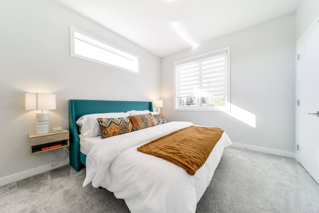 Modern Nordic Escape, 3Br Near Wem & Dt, Aircon & Fireplace, Wifi, Sleeps 6! Едмонтон Екстер'єр фото