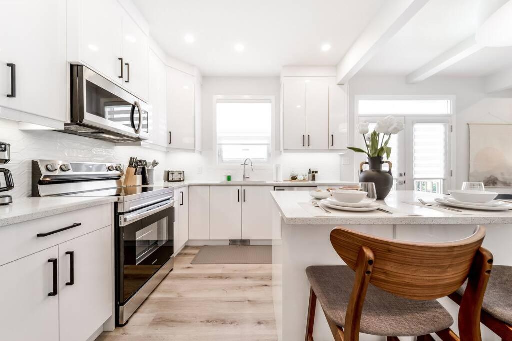 Modern Nordic Escape, 3Br Near Wem & Dt, Aircon & Fireplace, Wifi, Sleeps 6! Едмонтон Екстер'єр фото