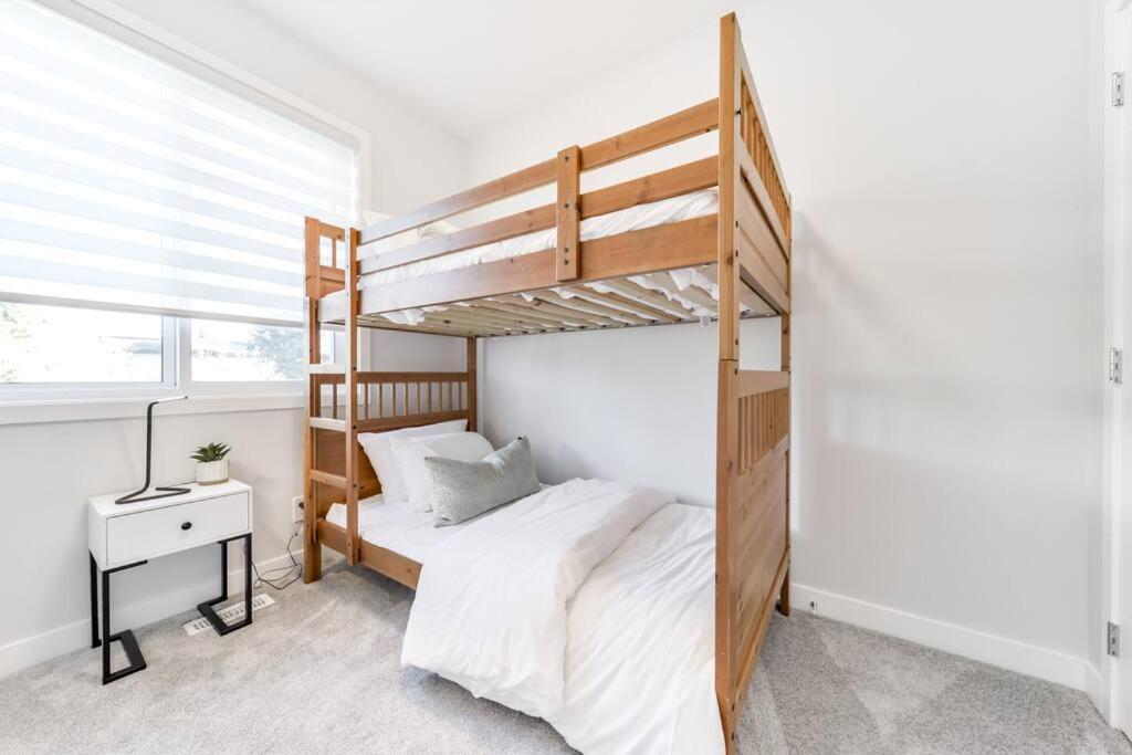 Modern Nordic Escape, 3Br Near Wem & Dt, Aircon & Fireplace, Wifi, Sleeps 6! Едмонтон Екстер'єр фото