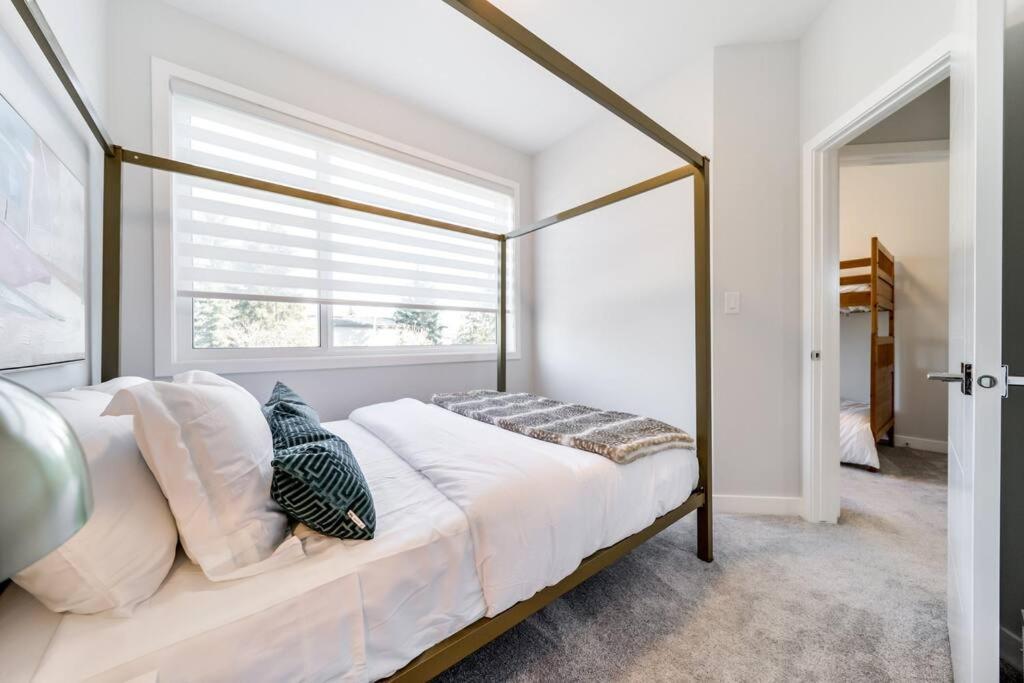 Modern Nordic Escape, 3Br Near Wem & Dt, Aircon & Fireplace, Wifi, Sleeps 6! Едмонтон Екстер'єр фото