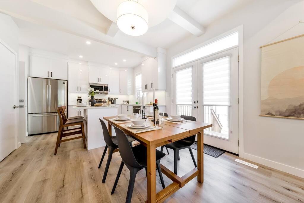 Modern Nordic Escape, 3Br Near Wem & Dt, Aircon & Fireplace, Wifi, Sleeps 6! Едмонтон Екстер'єр фото