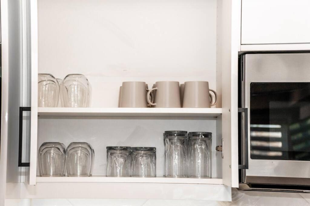 Modern Nordic Escape, 3Br Near Wem & Dt, Aircon & Fireplace, Wifi, Sleeps 6! Едмонтон Екстер'єр фото