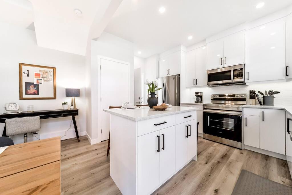 Modern Nordic Escape, 3Br Near Wem & Dt, Aircon & Fireplace, Wifi, Sleeps 6! Едмонтон Екстер'єр фото
