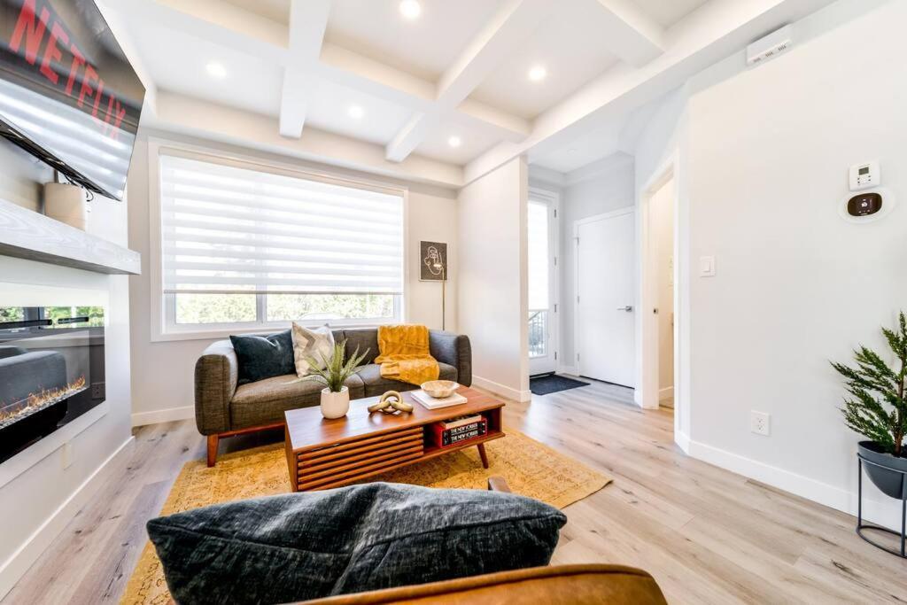 Modern Nordic Escape, 3Br Near Wem & Dt, Aircon & Fireplace, Wifi, Sleeps 6! Едмонтон Екстер'єр фото