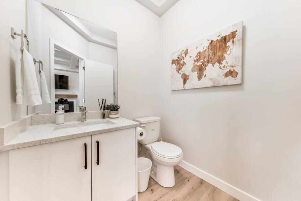 Modern Nordic Escape, 3Br Near Wem & Dt, Aircon & Fireplace, Wifi, Sleeps 6! Едмонтон Екстер'єр фото