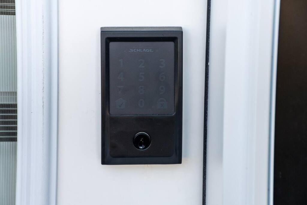 Modern Nordic Escape, 3Br Near Wem & Dt, Aircon & Fireplace, Wifi, Sleeps 6! Едмонтон Екстер'єр фото
