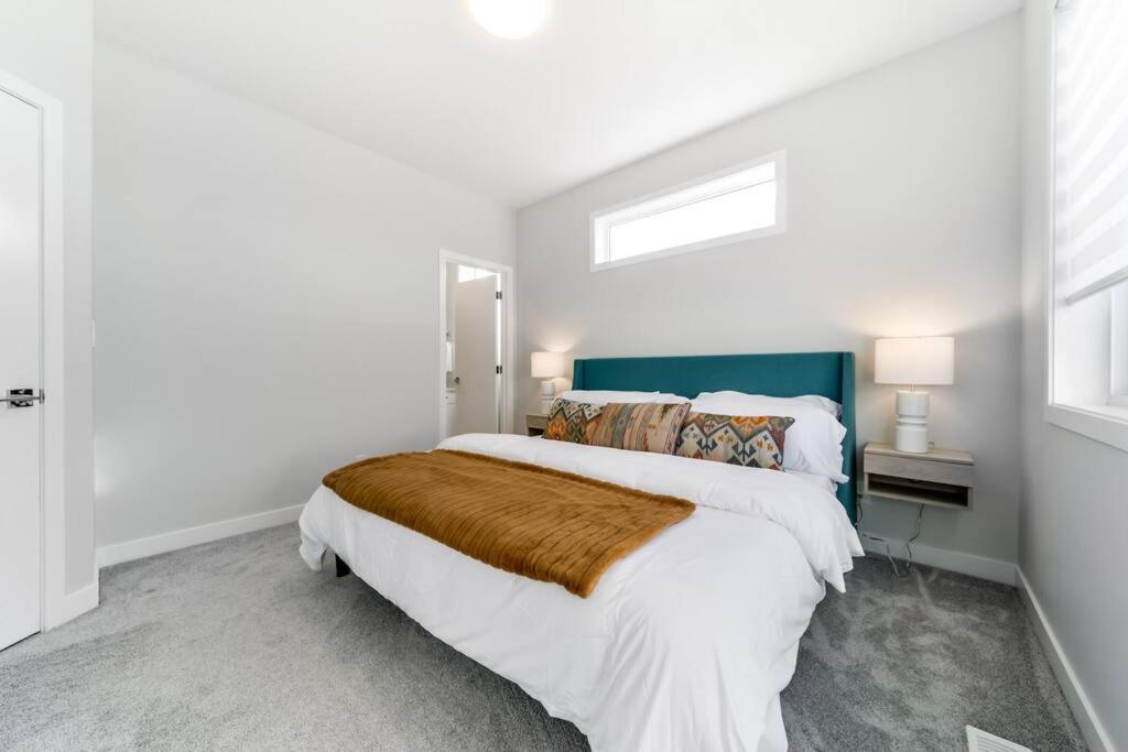 Modern Nordic Escape, 3Br Near Wem & Dt, Aircon & Fireplace, Wifi, Sleeps 6! Едмонтон Екстер'єр фото