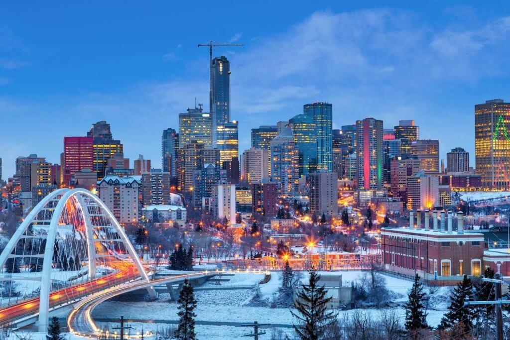 Modern Nordic Escape, 3Br Near Wem & Dt, Aircon & Fireplace, Wifi, Sleeps 6! Едмонтон Екстер'єр фото