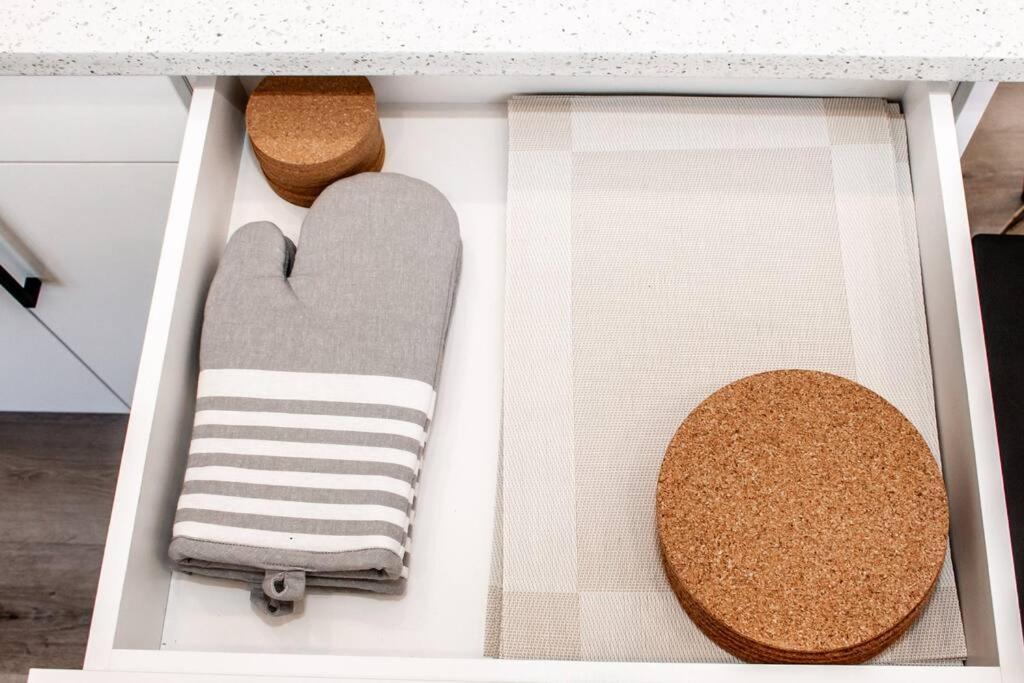 Modern Nordic Escape, 3Br Near Wem & Dt, Aircon & Fireplace, Wifi, Sleeps 6! Едмонтон Екстер'єр фото