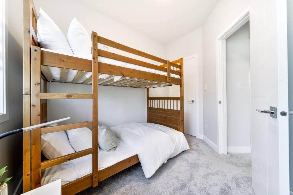 Modern Nordic Escape, 3Br Near Wem & Dt, Aircon & Fireplace, Wifi, Sleeps 6! Едмонтон Екстер'єр фото