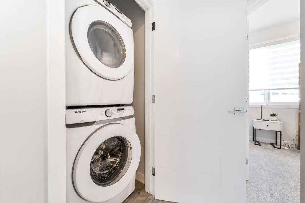 Modern Nordic Escape, 3Br Near Wem & Dt, Aircon & Fireplace, Wifi, Sleeps 6! Едмонтон Екстер'єр фото