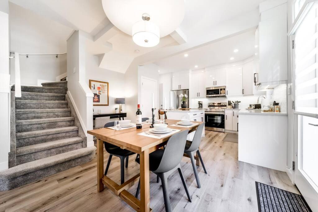 Modern Nordic Escape, 3Br Near Wem & Dt, Aircon & Fireplace, Wifi, Sleeps 6! Едмонтон Екстер'єр фото